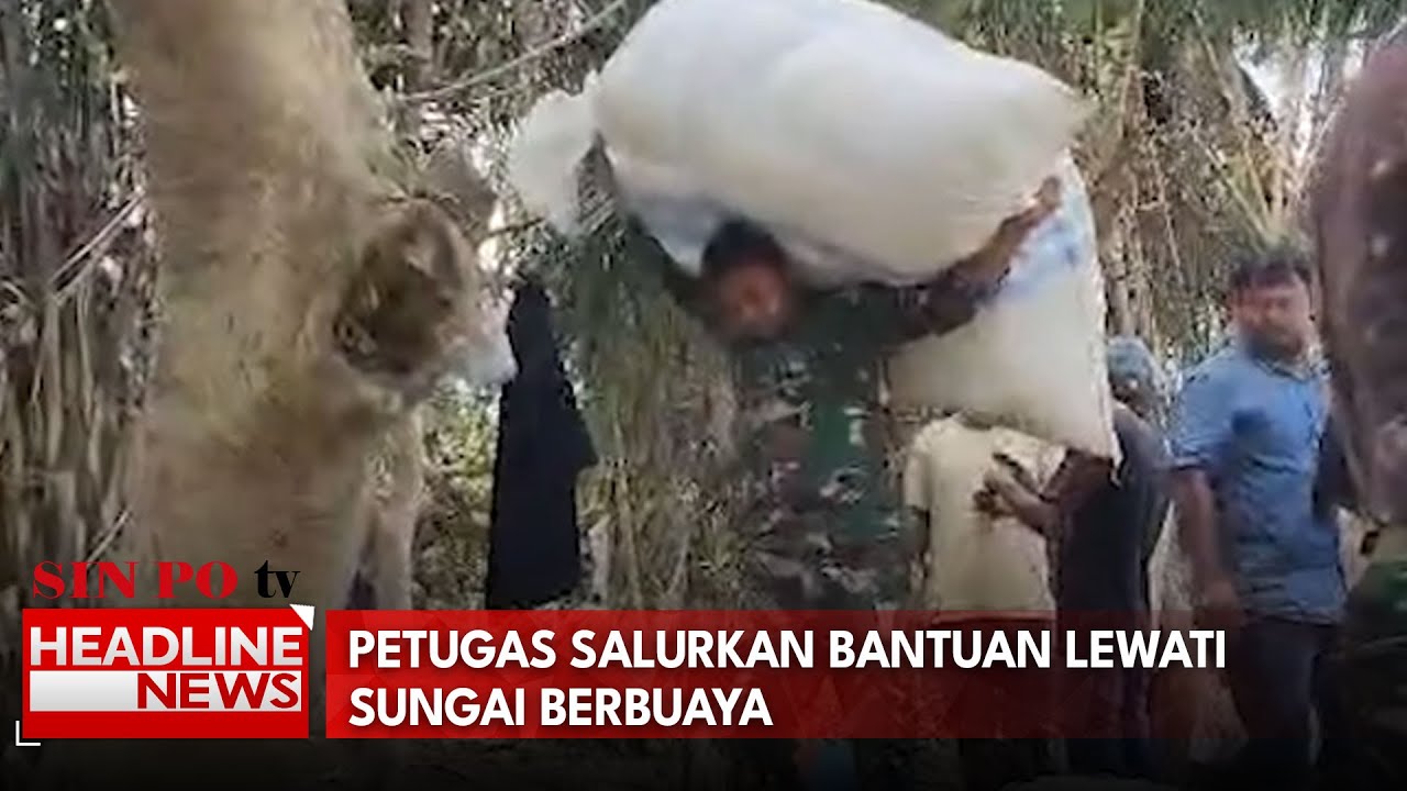 Petugas Salurkan Bantuan Lewati Sungai Berbuaya