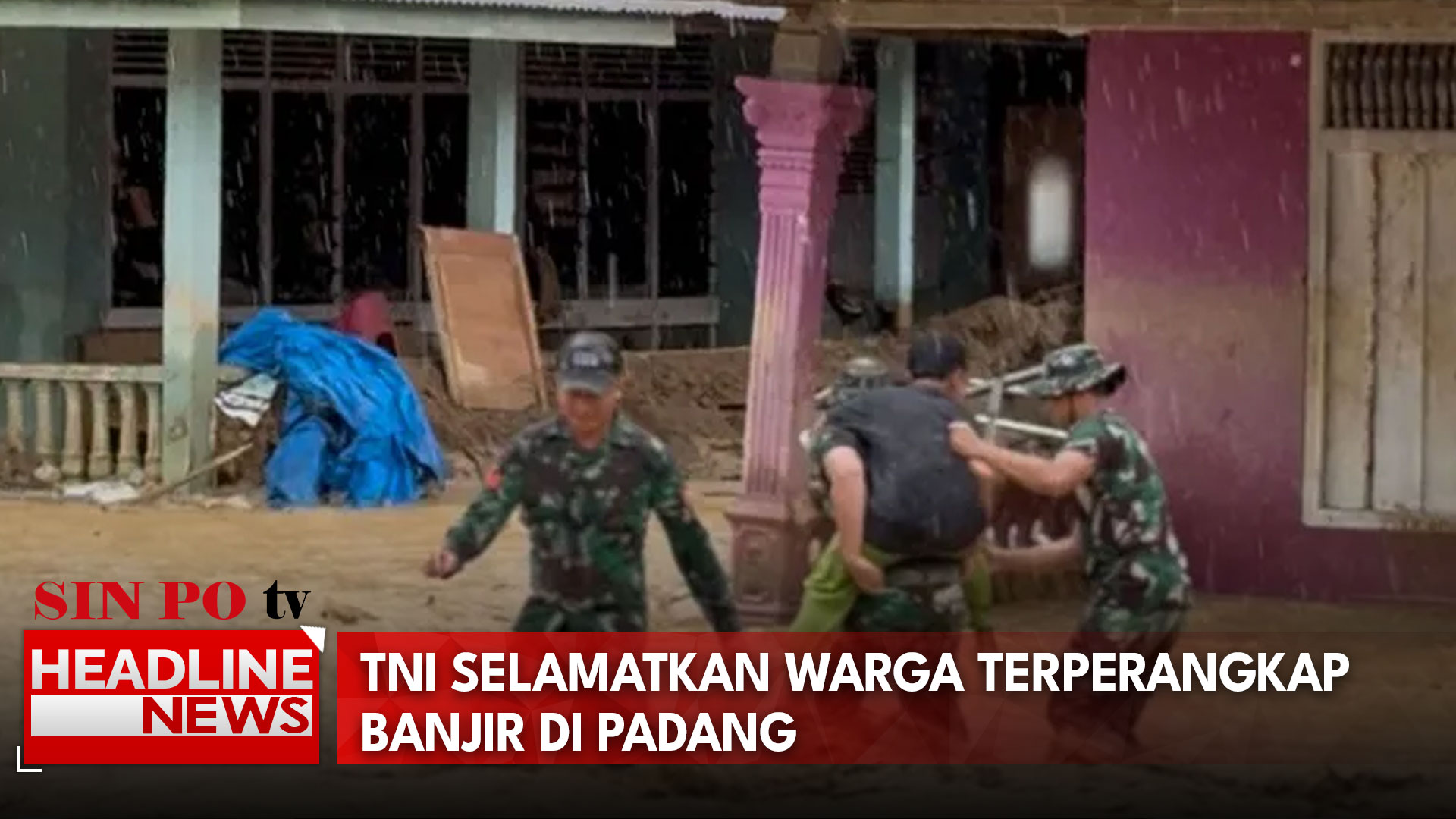TNI Selamatkan Warga Terperangkap Banjir Di Padang