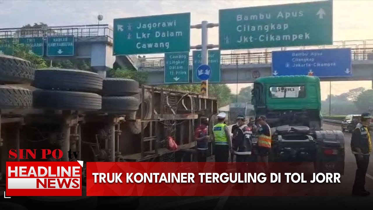 Truk Kontainer Terguling di Tol JORR