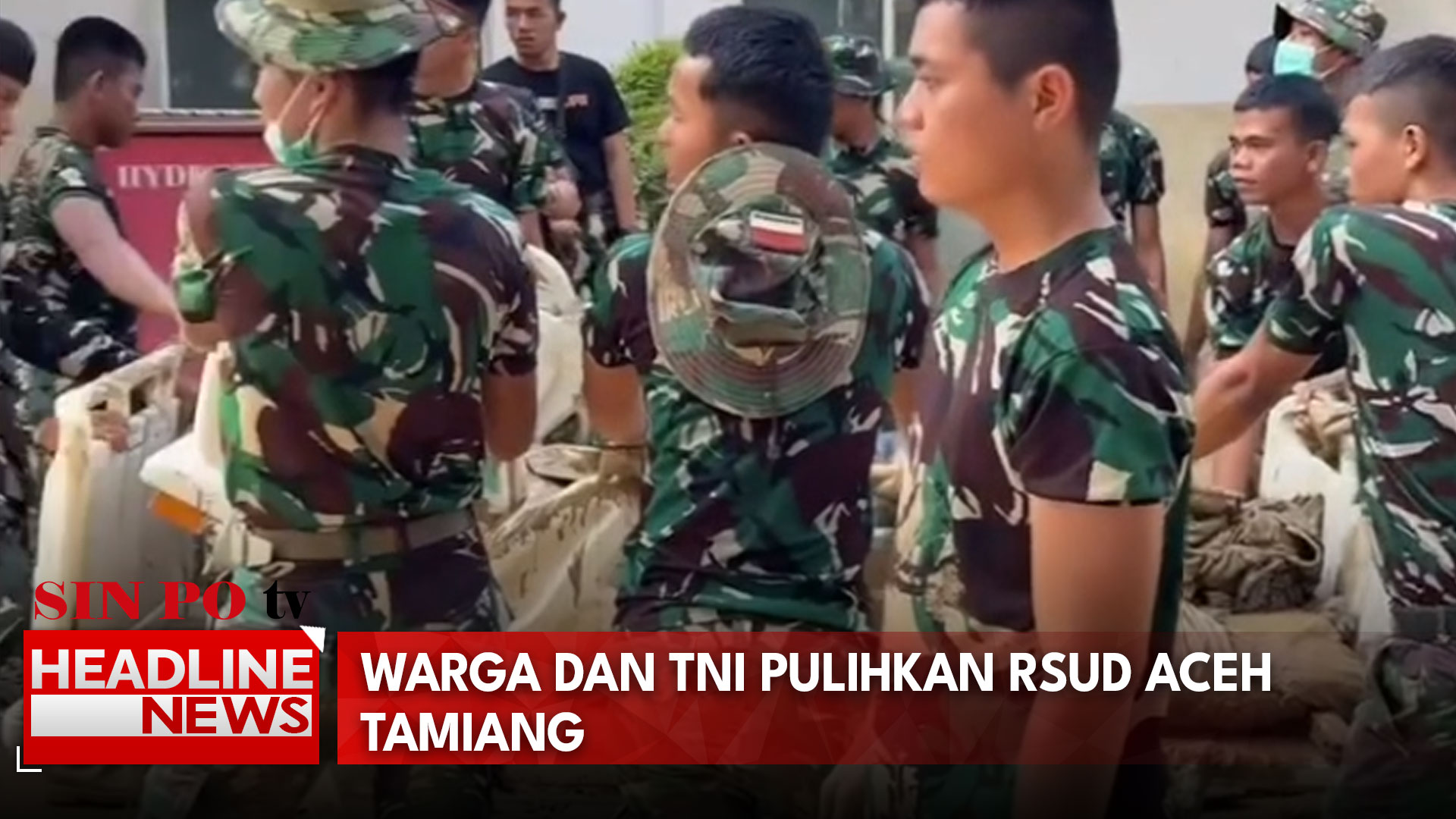 Warga Dan TNI Pulihkan RSUD Aceh Tamiang