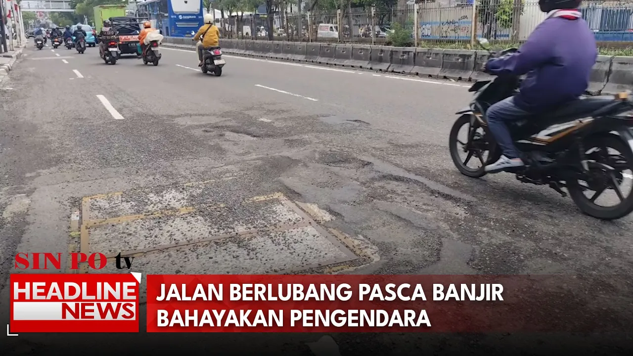 Jalan Berlubang Pasca Banjir Bahayakan Pengendara