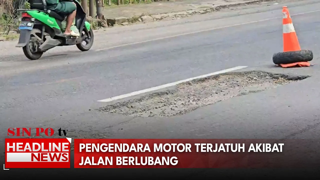 Pengendara Motor Terjatuh Akibat Jalan Berlubang
