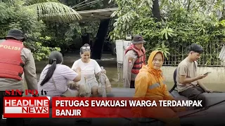 Petugas Evakuasi Warga Terdampak Banjir