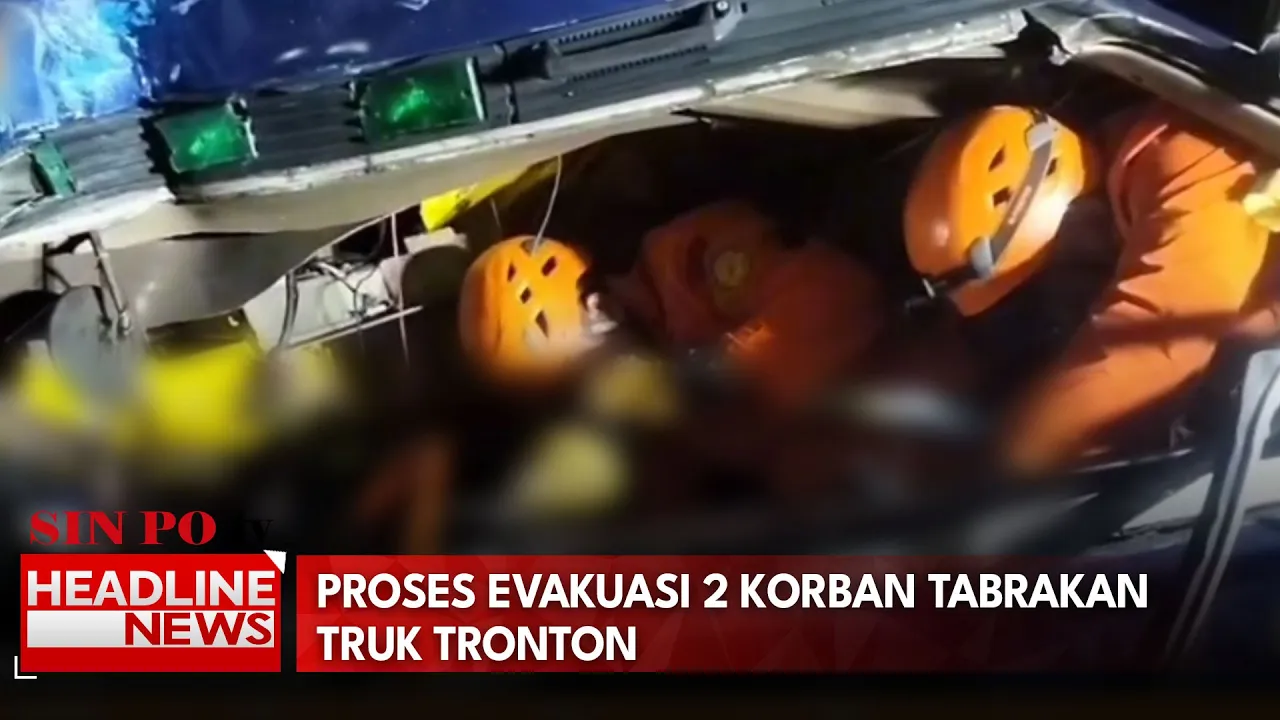 Proses Evakuasi 2 Korban Tabrakan Truk Tronton