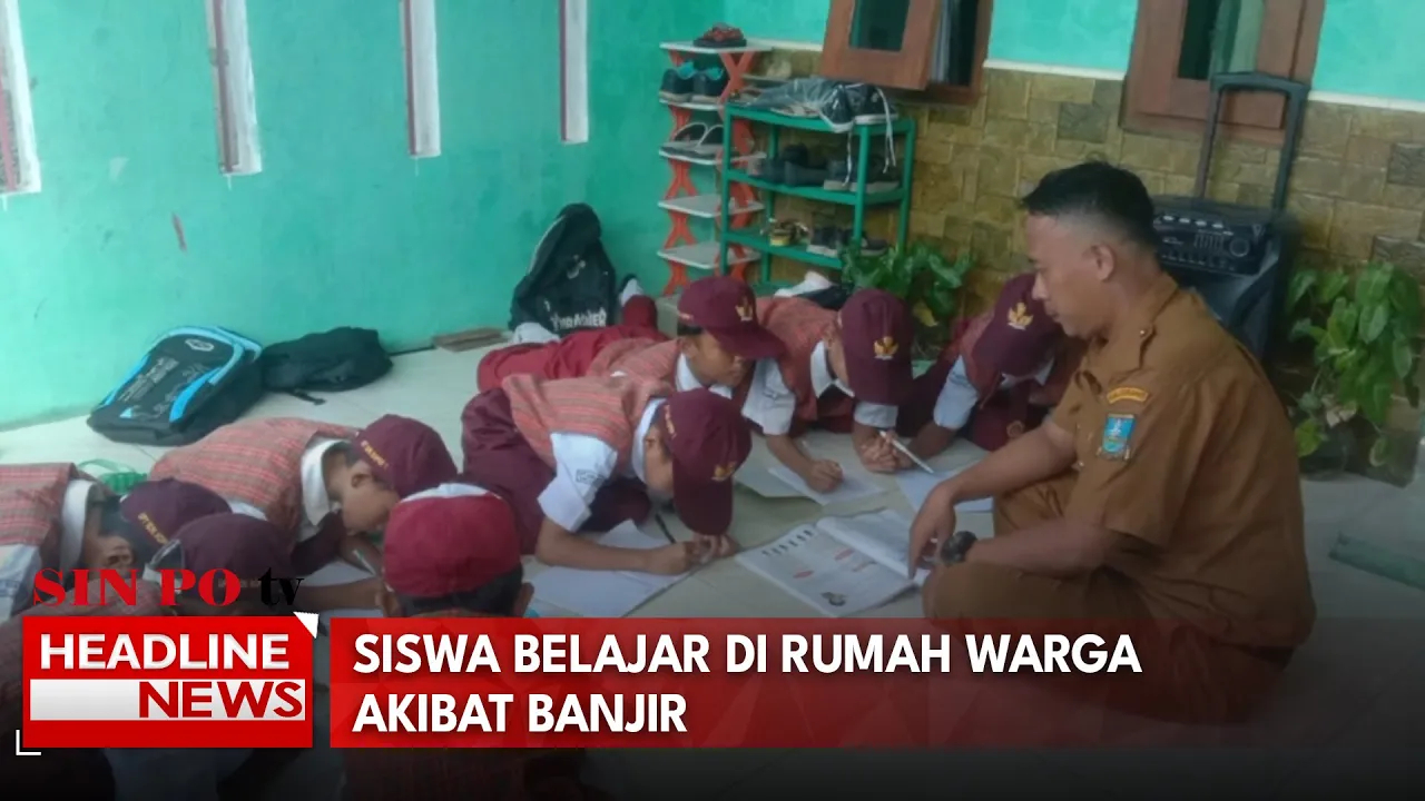 Siswa Belajar Di Rumah Warga Akibat Banjir