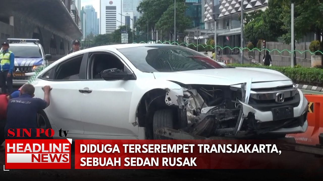 Terserempet Bus Transjakarta, Sedan Mewah Rusak Berat di Bundaran Hotel Indonesia