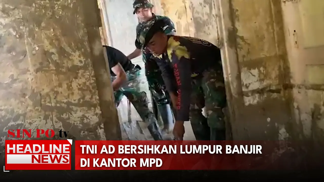 TNI AD Bersihkan Lumpur Banjir Di Kantor MPD