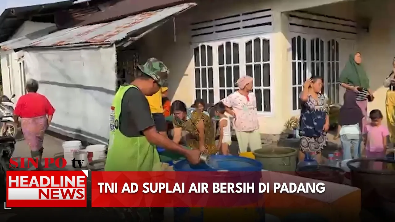 TNI AD Suplai Air Bersih Di Padang