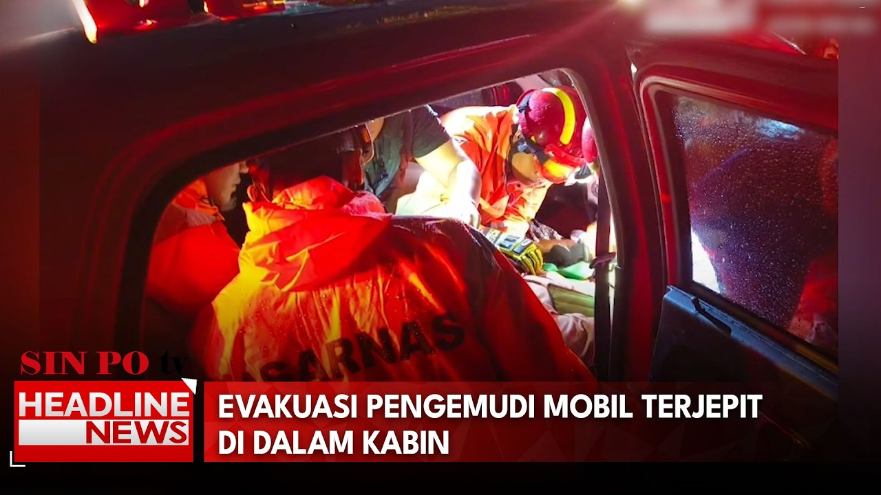 Evakuasi Pengemudi Mobil Terjepit Di Dalam Kabin