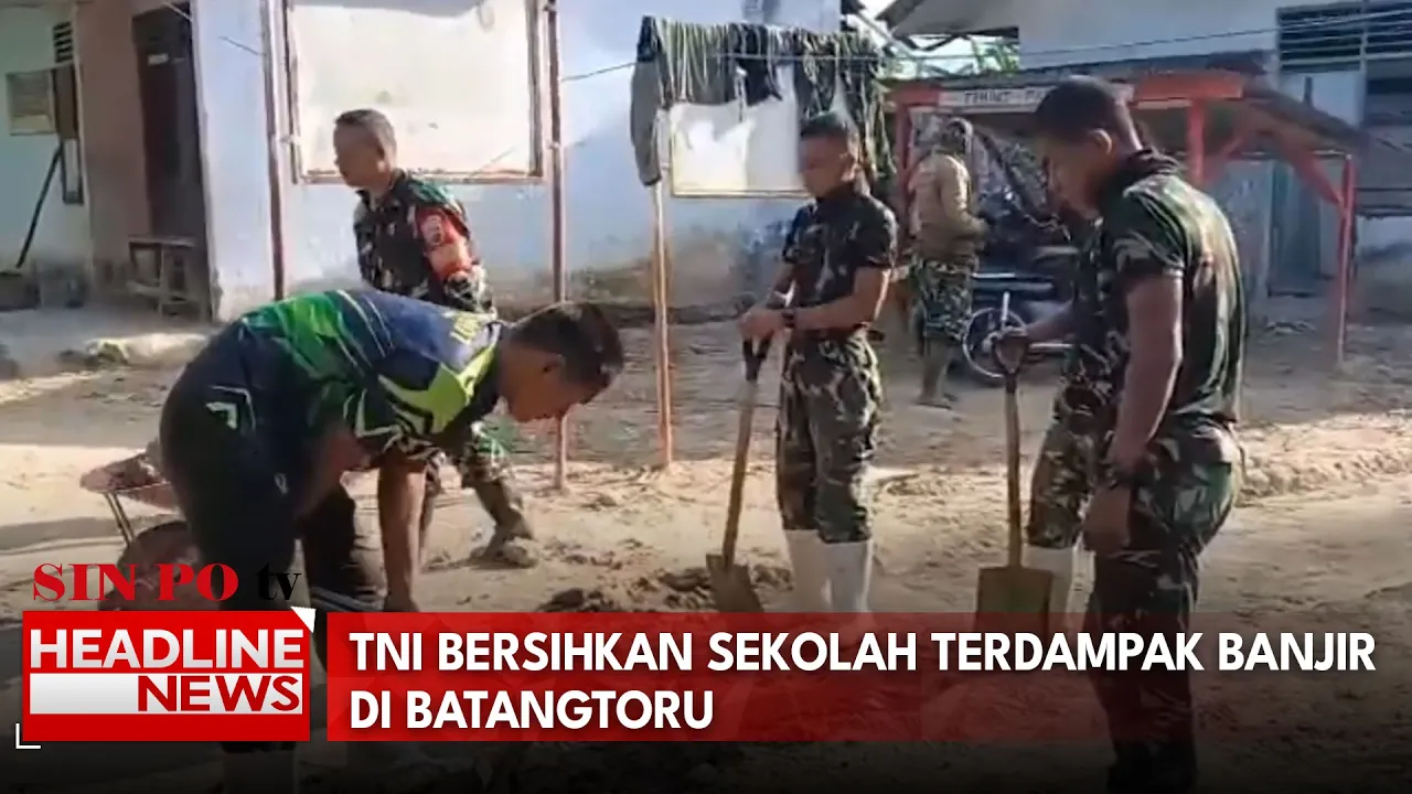 TNI Bersihkan Sekolah Terdampak Banjir Di Batangtoru