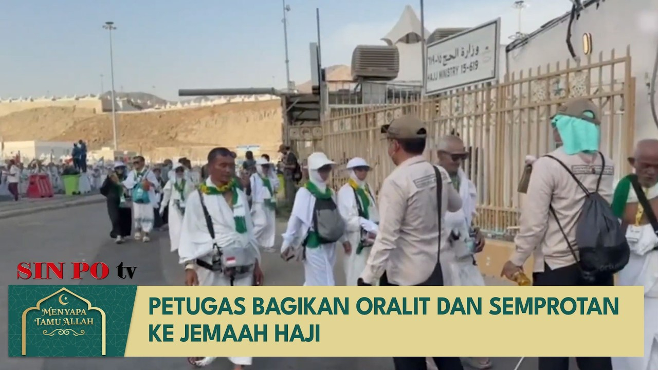 Petugas Bagikan Oralit Dan Semprotan Ke Jemaah Haji