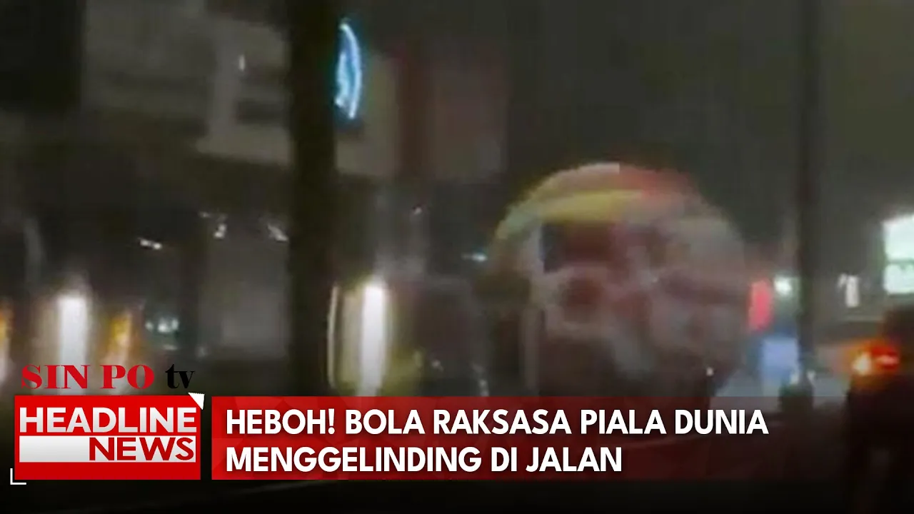 Heboh! Bola Raksasa Piala Dunia Menggelinding di Jalan
