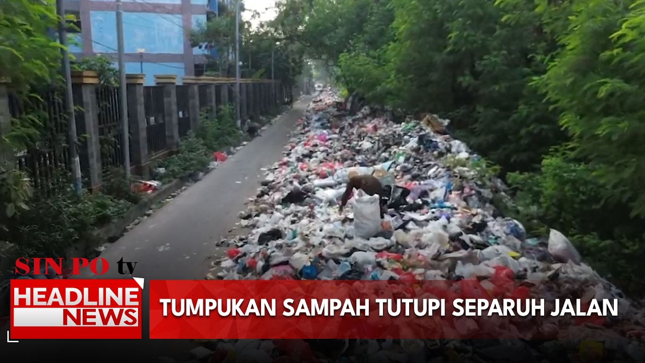 Sampah Menumpuk Hingga Menutupi Separuh Jalan Di Cakung Barat