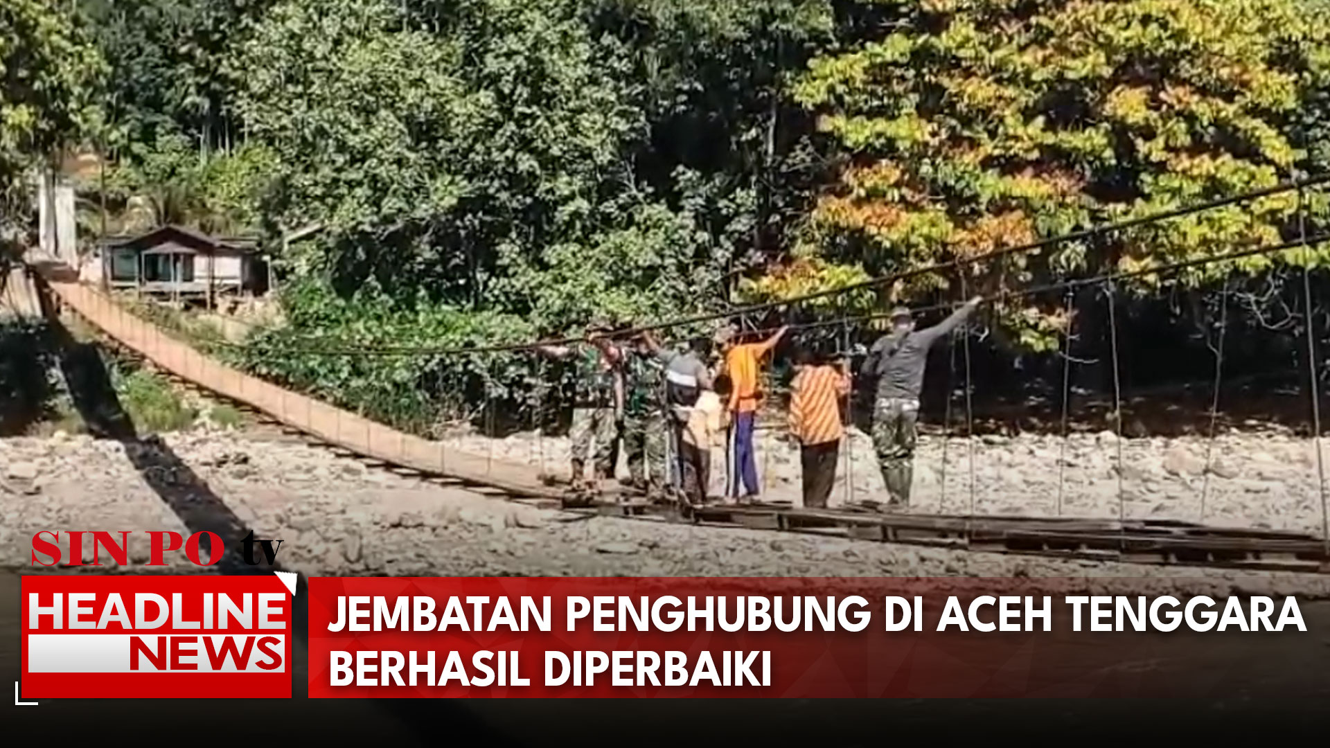 TNI Dan Warga Gotong Royong Perbaiki Jembatan Penghubung Di Aceh Tenggara