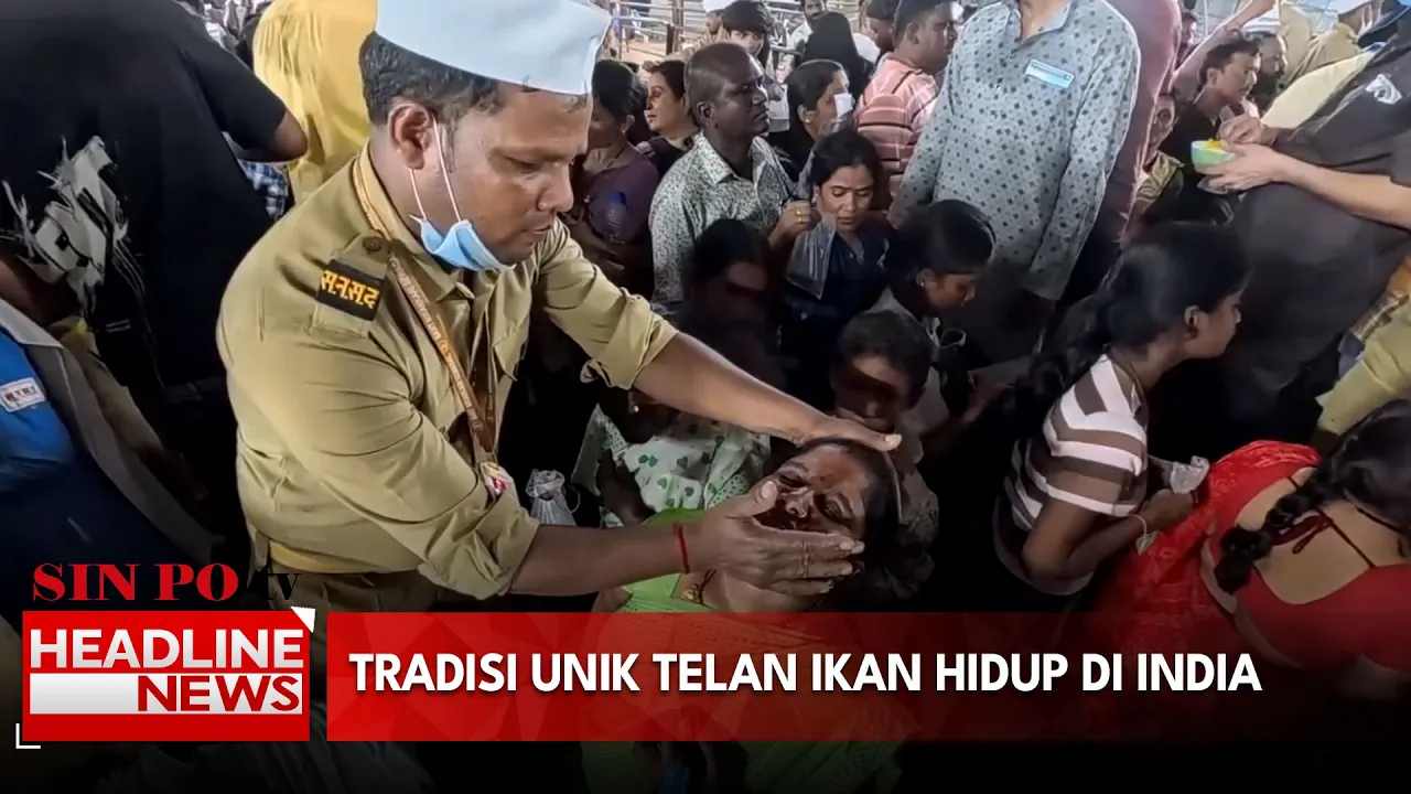 Tradisi Unik Telan Ikan Hidup di India