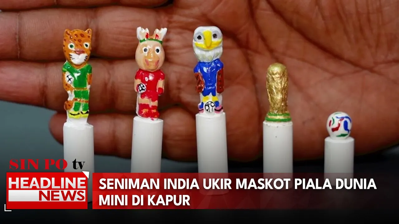Seniman India Ukir Maskot Piala Dunia Mini di Kapur