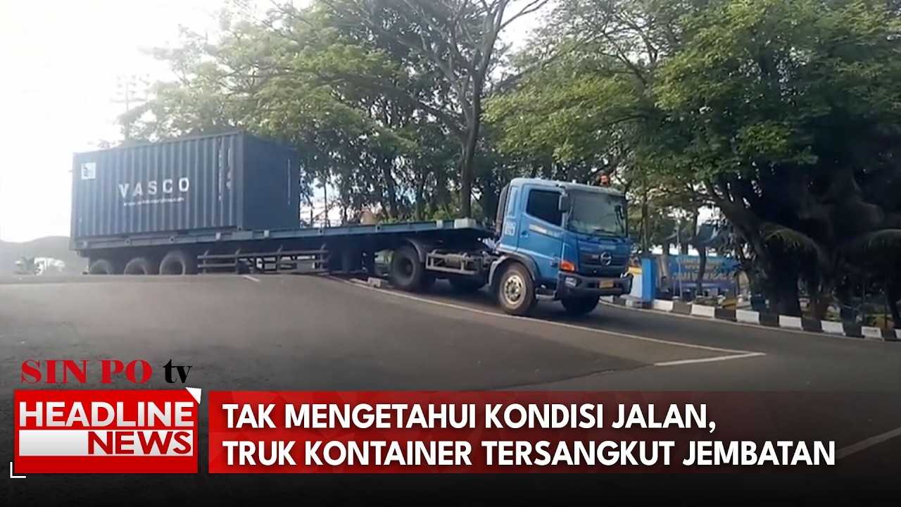 Tak Mengetahui Kondisi Jalan, Truk Kontainer Tersangkut Jembatan