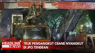 Truk Pengangkut Crane Nyangkut Di JPO Tendean
