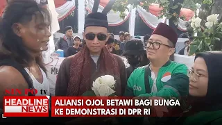 Aliansi Ojol Betawi Bagi Bunga Ke Demonstrasi Di DPR RI