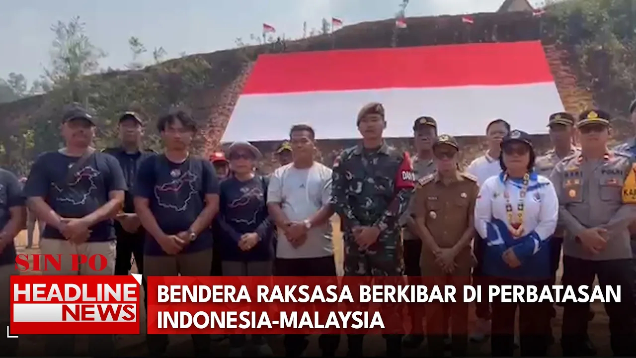 Bendera Raksasa Berkibar Di Perbatasan Indonesia-Malaysia
