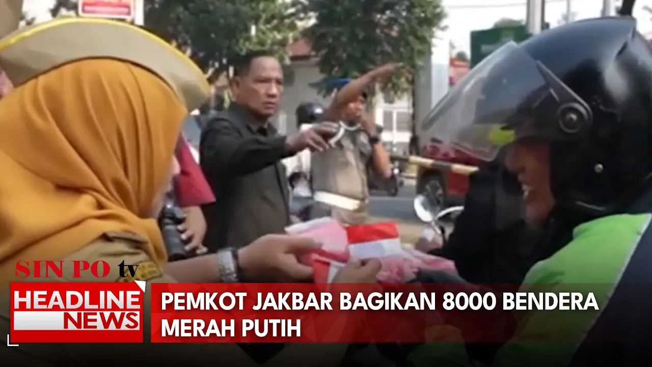 Pemkot Jakbar Bagikan 8000 Bendera Merah Putih