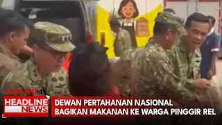 Dewan Pertahanan Nasional Bagikan Makanan Ke Warga Pinggir Rel